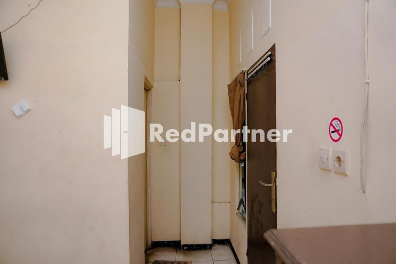 Sawojajar Inn Mitra Reddoorz Malang Esterno foto