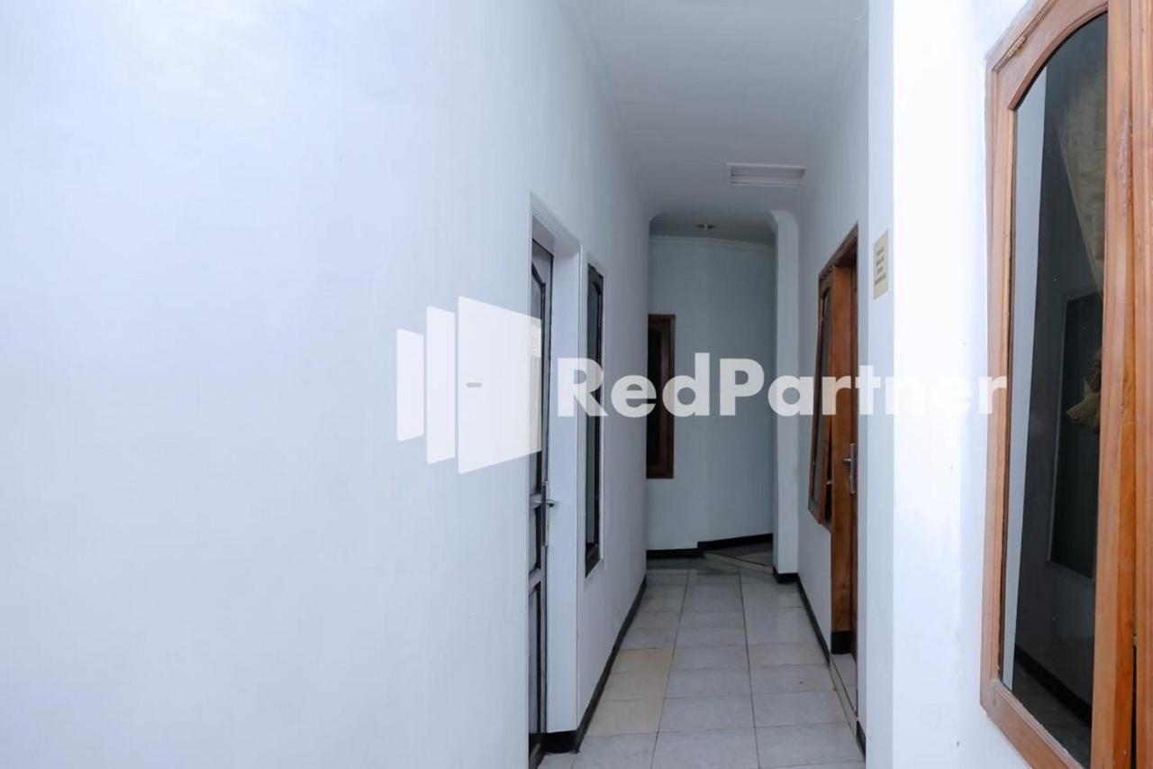 Sawojajar Inn Mitra Reddoorz Malang Esterno foto