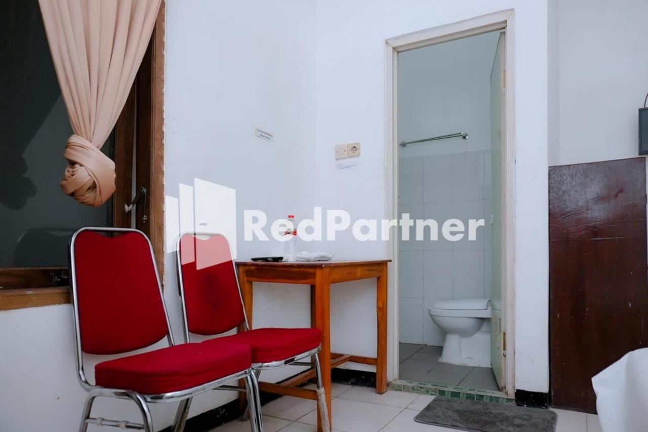 Sawojajar Inn Mitra Reddoorz Malang Esterno foto