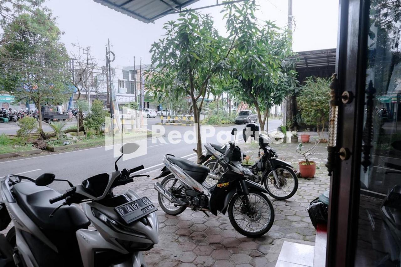 Sawojajar Inn Mitra Reddoorz Malang Esterno foto